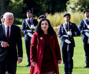 epa09467574 German President Frank-Walter Steinmeier (L) welcomes Vjosa Osmani, President of the Republic of Kosovo with military honors at Bellevue Palace in Berlin, Germany, 14 September 2021.  EPA/FILIP SINGER