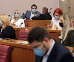 Zagreb, 15.9.2021 - Nakon dvomjesečne ljetne stanke, Hrvatski sabor počeo je redovno jesensko zasjedanje koje prema Ustavu traje do sredine prosinca. Zasjedanje je otvoreno 'aktualnim prijepodnevom' u kojemu će pitanja članovima Vlade postaviti 39 zastupnika. Na slici Davor Bernardić i Peđa Grbin.
Foto Hina/ Dario GRZELJ/ dag