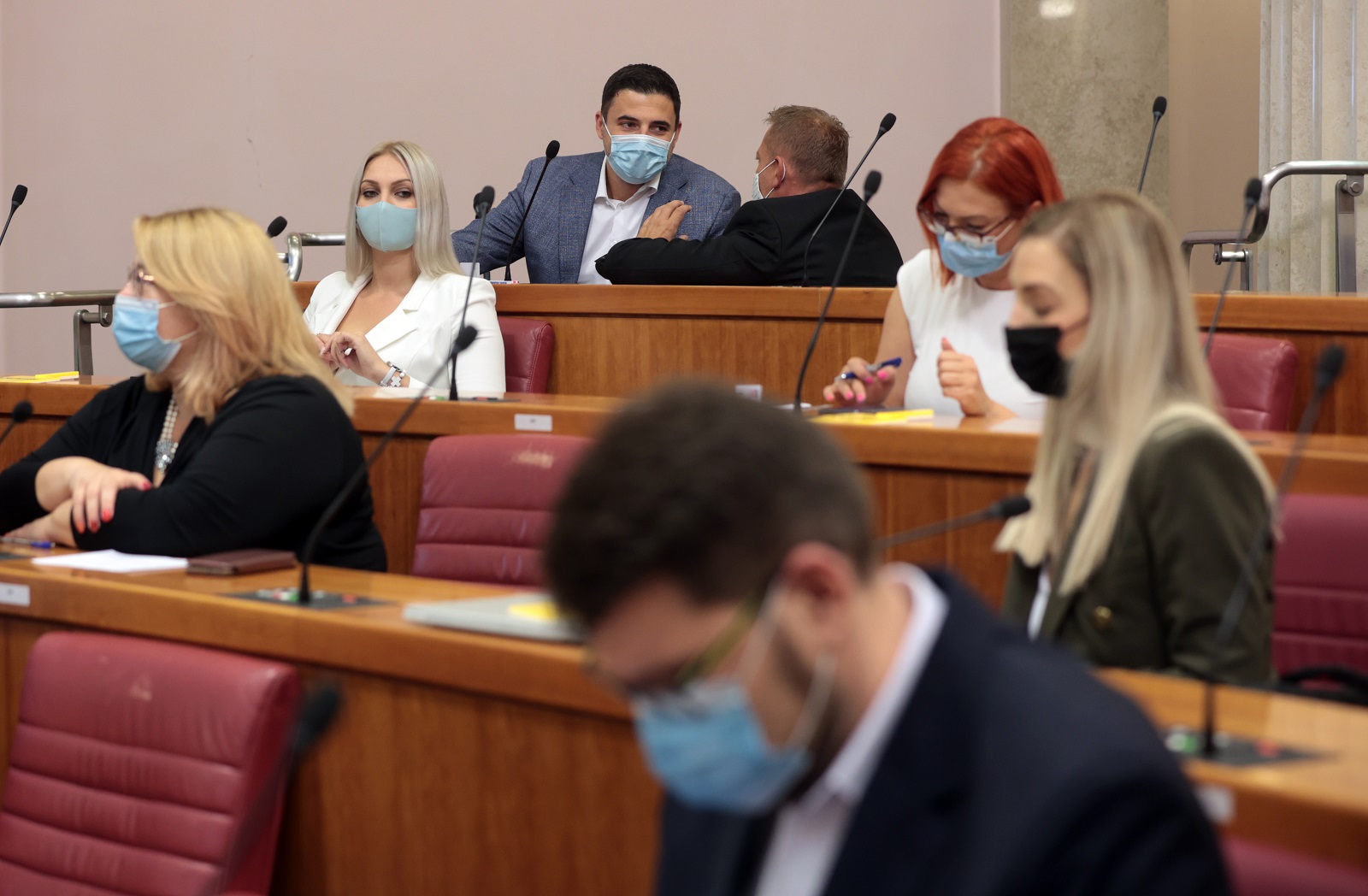 Zagreb, 15.9.2021 - Nakon dvomjesečne ljetne stanke, Hrvatski sabor počeo je redovno jesensko zasjedanje koje prema Ustavu traje do sredine prosinca. Zasjedanje je otvoreno 'aktualnim prijepodnevom' u kojemu će pitanja članovima Vlade postaviti 39 zastupnika. Na slici Davor Bernardić i Peđa Grbin.
Foto Hina/ Dario GRZELJ/ dag