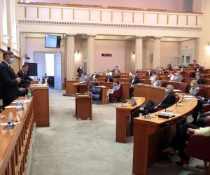 Zagreb, 15.9.2021 - Nakon dvomjesečne ljetne stanke, Hrvatski sabor počeo je redovno jesensko zasjedanje koje prema Ustavu traje do sredine prosinca. Zasjedanje je otvoreno 'aktualnim prijepodnevom' u kojemu će pitanja članovima Vlade postaviti 39 zastupnika. Na slici Andrej Plenković (lijevo).
Foto Hina/ Dario GRZELJ/ dag