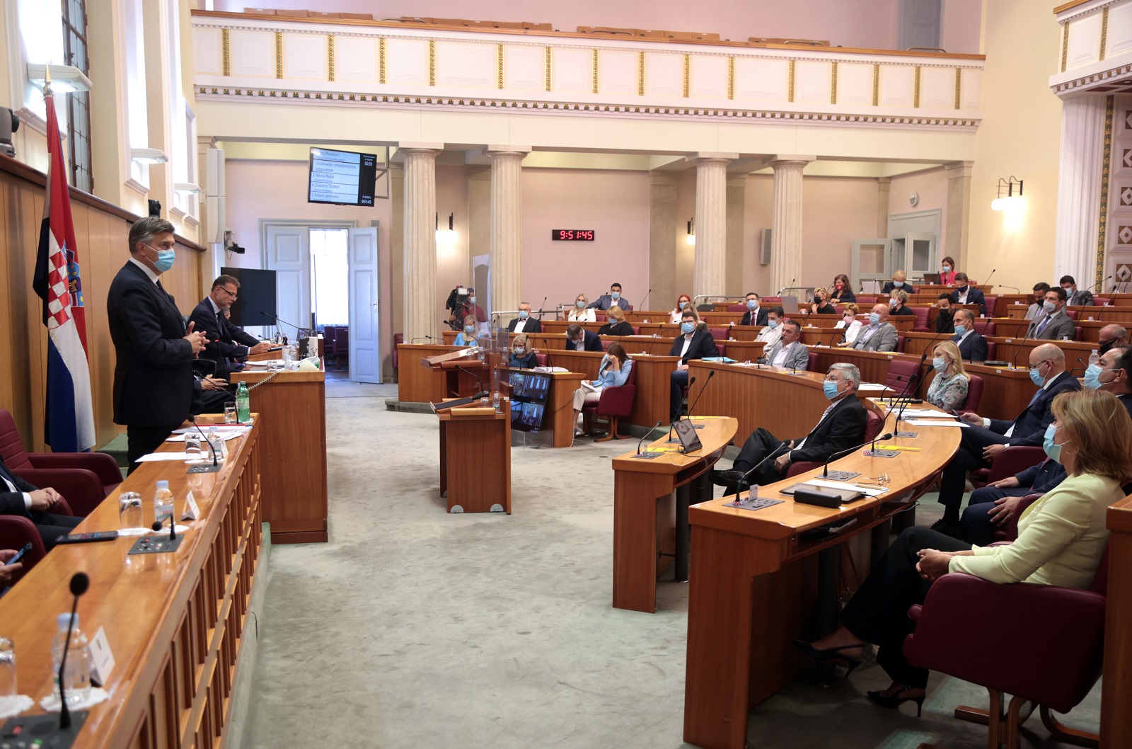 Zagreb, 15.9.2021 - Nakon dvomjesečne ljetne stanke, Hrvatski sabor počeo je redovno jesensko zasjedanje koje prema Ustavu traje do sredine prosinca. Zasjedanje je otvoreno 'aktualnim prijepodnevom' u kojemu će pitanja članovima Vlade postaviti 39 zastupnika. Na slici Andrej Plenković (lijevo).
Foto Hina/ Dario GRZELJ/ dag
