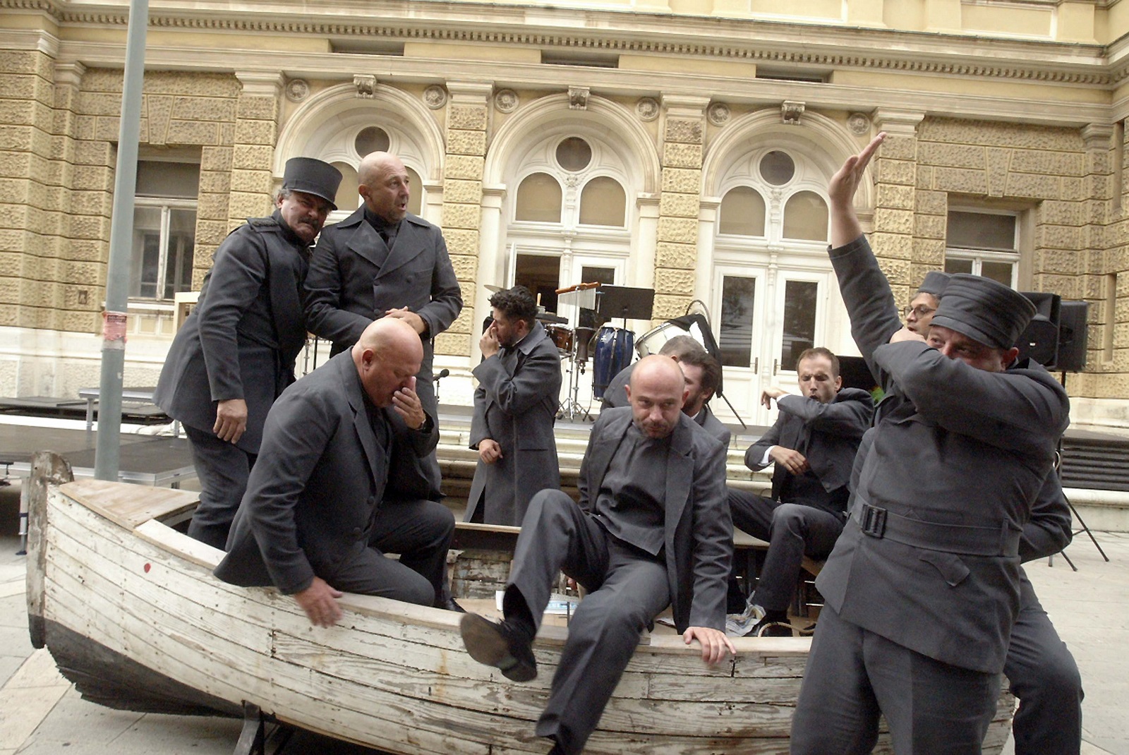 Rijeka, 15.9.2021.- Hrvatsko narodno kazalite Ivana pl. Zajca predstavilo je novu kazalinu sezonu 2021./2022. na otvorenom prostoru ispred blagajne Kazalita umjetnièkim dogaðanjem pod nazivom After hours u kojemu su sudjelovali umjetnici svih ansambala rijeèkoga HNK. 
foto HINA/ Miljenko KLEPAC/ ua