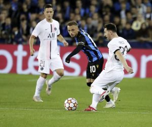 epa09470346 Noa Lang (C) of Club Brugge in action against Lionel Messi (R) of Paris Saint-Germain during the UEFA Champions League group A soccer match between Club Brugge and Paris Saint-Germain (PSG) in Bruges, Belgium, 15 September 2021.  EPA/STEPHANIE LECOCQ