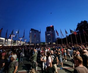Ljubljana, 15.9.2021.- Na prosvjednom skupu protiv rigorozne primjene pravila o PCT uvjetu (preboljeli, cijepljeni, testirani) u Ljubljani u srijedu naveèer dolo je do incidenta kada je dio prosvjednika zapalio baklje i poèeo ih bacati na zgradu parlamenta, a policija je odgovorila suzavcem i vodenim topom. Na Trgu republike u Ljubljani okupilo se, po procjenama policije, oko 8000 ljudi. 
foto HINA/ STA/ Tamino Petelinsek/ ua