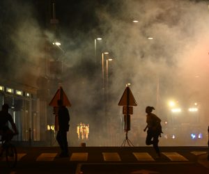 Ljubljana, 15.9.2021.- Na prosvjednom skupu protiv rigorozne primjene pravila o PCT uvjetu (preboljeli, cijepljeni, testirani) u Ljubljani u srijedu naveèer dolo je do incidenta kada je dio prosvjednika zapalio baklje i poèeo ih bacati na zgradu parlamenta, a policija je odgovorila suzavcem i vodenim topom. Na Trgu republike u Ljubljani okupilo se, po procjenama policije, oko 8000 ljudi. 
foto HINA/ STA/ Tamino Petelinsek/ ua