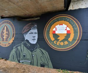 Karovac, 18.09.2021. - Karlovačko Gradsko vijeće u utorak bi na sjednici trebalo raspravljati o prijedlogu preimenovanja Koranskog mosta u Most Specijalne jedinice policije "Grom", i to na 30. obljetnicu od kada je pripadnik te jedinice Mihajlo Hrastov na njemu ubio 13 neprijateljskih vojnika. Na fotografiji mural u čast Mihajlu-Miši Hrastovu ispod nadvožnjaka "Brze ceste" u Ulici kralja Petra Krešimira 4. u Karlovcu. foto HINA/ Mladen VOLARIĆ/ mv