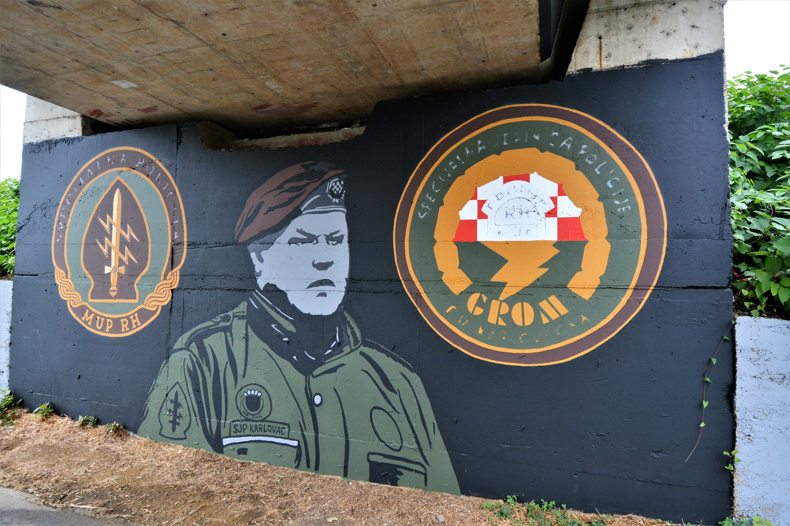 Karovac, 18.09.2021. - Karlovačko Gradsko vijeće u utorak bi na sjednici trebalo raspravljati o prijedlogu preimenovanja Koranskog mosta u Most Specijalne jedinice policije "Grom", i to na 30. obljetnicu od kada je pripadnik te jedinice Mihajlo Hrastov na njemu ubio 13 neprijateljskih vojnika. Na fotografiji mural u čast Mihajlu-Miši Hrastovu ispod nadvožnjaka "Brze ceste" u Ulici kralja Petra Krešimira 4. u Karlovcu. foto HINA/ Mladen VOLARIĆ/ mv