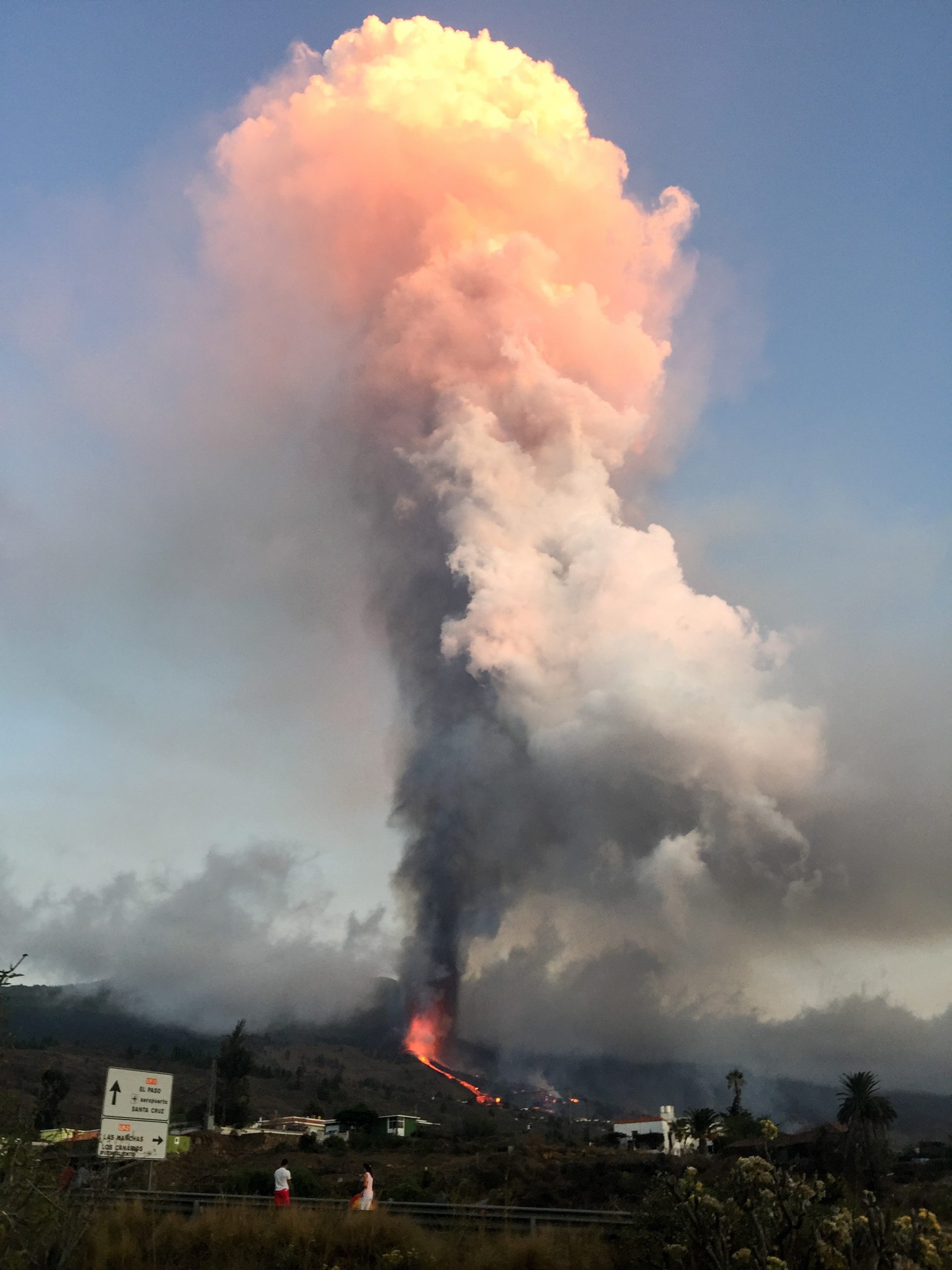 epa09477149 Smoke and magma rise to the sky from the volcanic eruption in El Paso, La Palma, Canary islands, Spain, 19 September 2021.  The area registered hundreds of small earthquakes along the week as magma pressed the subsoil on its way out. Regional authorities started to evacuate locals with mobility issues hours before the eruption took place.  EPA/Miguel Calero