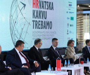 Koprivnica, 20.09.2021. - Konferencija "Hrvatska kakvu trebamo - Ekonomska politika u funkciji podizanja konkurentnosti hrvatskoga gospodarstva" u organizaciji Večernjeg lista i u suradnji s Podravkom. Na koferenciji uz premijera Andreja Plenkovića,bit će potpredsjednik Vlade i ministar financija Zdravko Marić, predsjednika HUP-a Mihaela Furjana, dok su na panelu "Pokretači gospodarstva nakon covid krize - kakva nas budućnost očekuje?" uz ministra financija Marića i predsjednica Uprave Podravke Martina Dalić, predsjednik Uprave Atlantic grupe Emil Tedeschi i glavni izvršni direktor Fortenova grupe Fabris Peruško .foto HINA/ Tomislav PAVLEK/ tp
