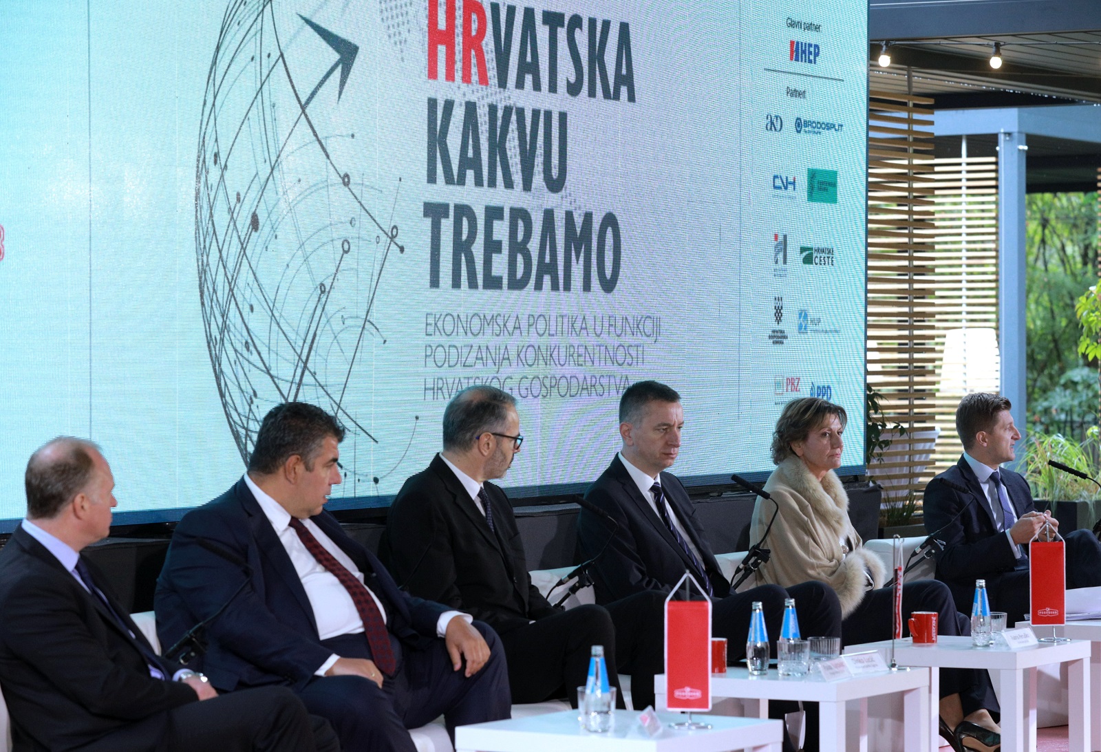 Koprivnica, 20.09.2021. - Konferencija "Hrvatska kakvu trebamo - Ekonomska politika u funkciji podizanja konkurentnosti hrvatskoga gospodarstva" u organizaciji Večernjeg lista i u suradnji s Podravkom. Na koferenciji uz premijera Andreja Plenkovića,bit će potpredsjednik Vlade i ministar financija Zdravko Marić, predsjednika HUP-a Mihaela Furjana, dok su na panelu "Pokretači gospodarstva nakon covid krize - kakva nas budućnost očekuje?" uz ministra financija Marića i predsjednica Uprave Podravke Martina Dalić, predsjednik Uprave Atlantic grupe Emil Tedeschi i glavni izvršni direktor Fortenova grupe Fabris Peruško .foto HINA/ Tomislav PAVLEK/ tp