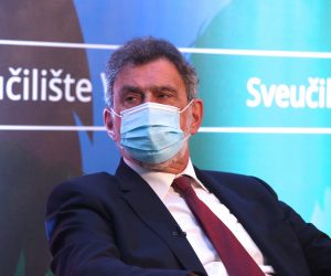 Zagreb, 20.09.2021. -  Na Sveuèilitu Vern odran je okrugli stol na temu Vraæaju li se studenti na fakultete?, na kojem æe kao glavni gost sudjelovati Radovan Fuchs, ministar znanosti i obrazovanja Republike Hrvatske. Sudsjelovali su Mihovil Miokoviæ, Vlatko Cvrtila, Radovan Fucks (na fotografiji), Ivana Paviæ imetin i Mirko Planiniæ. foto HINA /Zvonimir KUHTIÆ/ kuzo