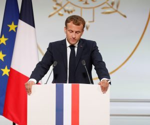 epa09477549 French President Emmanuel Macron delivers a speech during a ceremony in memory of the Harkis, Algerians who helped the French Army in the Algerian War of Independence, at the Elysee Palace in Paris, France, 20 September 2021.  EPA/GONZALO FUENTES / POOL  MAXPPP OUT