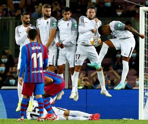 epa09478441 Granada's wall blocks a free kick shot during the Spanish LaLiga soccer match between FC Barcelona and Granada CF held at Camp Nou stadium, in Barcelona, Spain, 20 September 2021.  EPA/Enric Fontcuberta