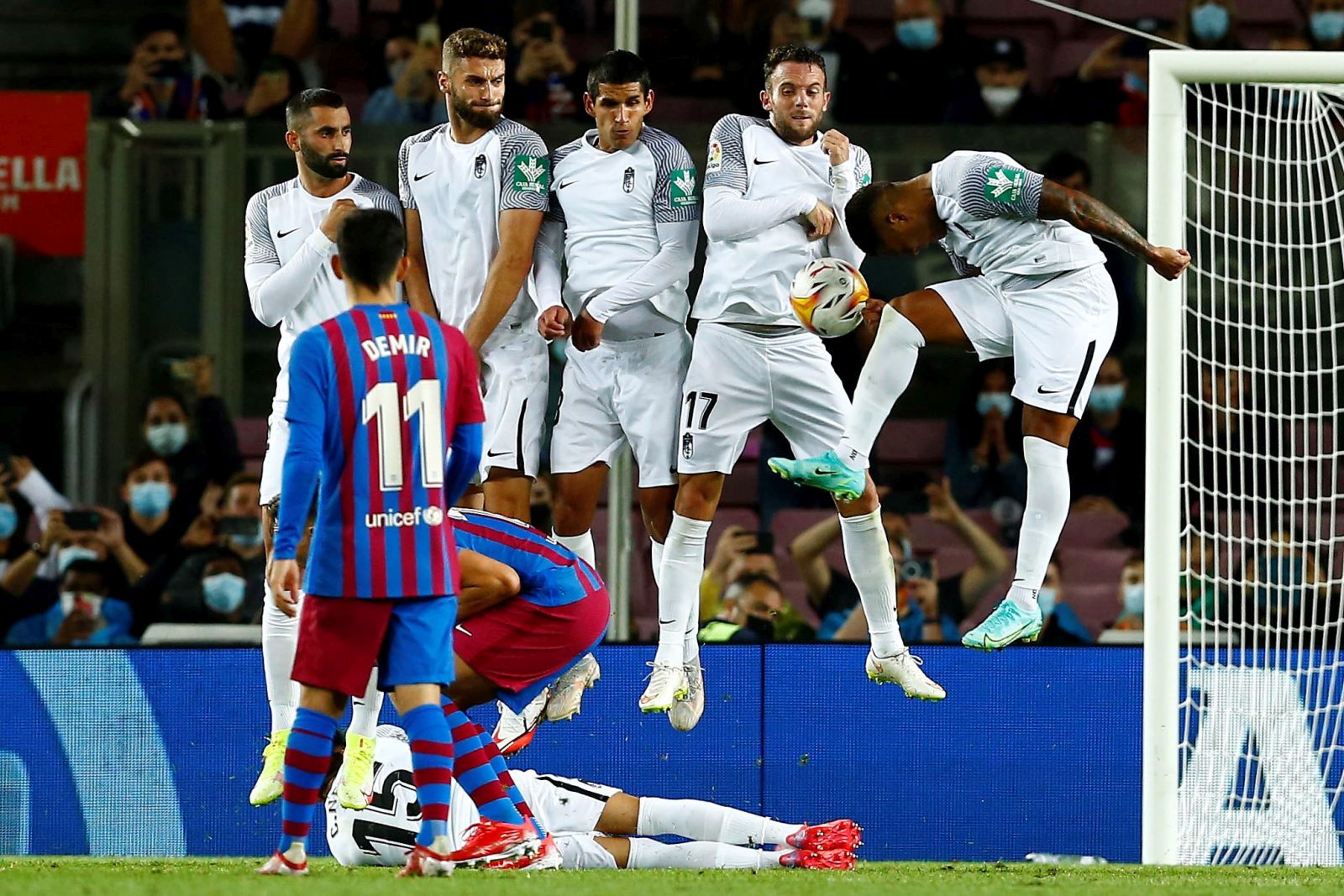 epa09478441 Granada's wall blocks a free kick shot during the Spanish LaLiga soccer match between FC Barcelona and Granada CF held at Camp Nou stadium, in Barcelona, Spain, 20 September 2021.  EPA/Enric Fontcuberta