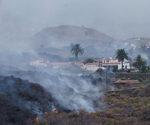 epa09479207 The lava flow from the Cumbre Vieja volcano moves towards the neighborhood of Todoque, in the municipality of Los Llanos de Aridane, after all locals were evacuated, in La Palma, Canary Islands, Spain, 21 September 2021.The Cumbre Vieja volcano began to erupt in Montana Rajada in the municipality of El Paso on 19 September.  EPA/Ramon de la Rocha