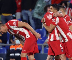 epa09480146 Atletico Madrid's striker Luis Suarez (R) celebrates with teammates after scoring the 1-2 goal during the Spanish LaLiga soccer match between Getafe CF and Atletico Madrid at Coliseum Alfonso Perez stadium in Getafe, Madrid, Spain, 21 September 2021.  EPA/KIKO HUESCA