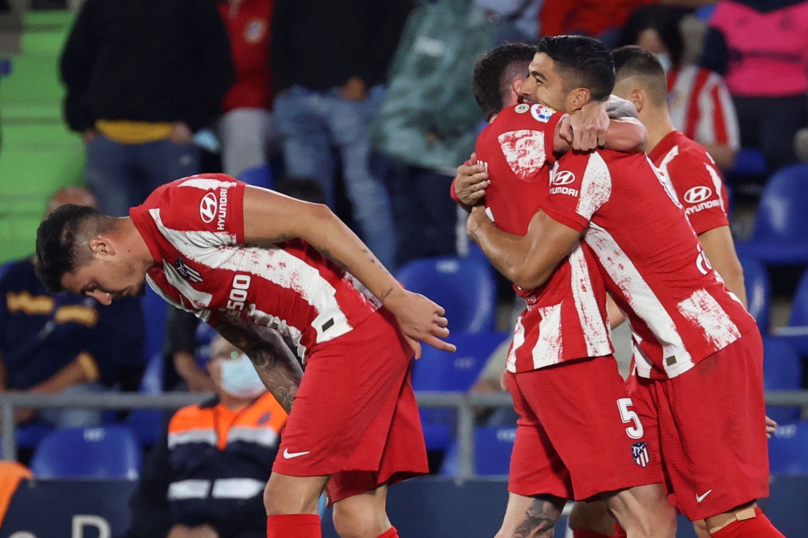 epa09480146 Atletico Madrid's striker Luis Suarez (R) celebrates with teammates after scoring the 1-2 goal during the Spanish LaLiga soccer match between Getafe CF and Atletico Madrid at Coliseum Alfonso Perez stadium in Getafe, Madrid, Spain, 21 September 2021.  EPA/KIKO HUESCA