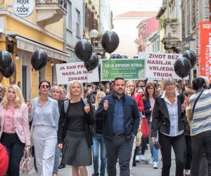 Pula, 22.09.2021 - Putanjem crnih balona u zrak u Puli obiljeen Nacionalni dan borbe protiv nasilja nad enama. foto HINA/ Daniel SPONZA/ ik
