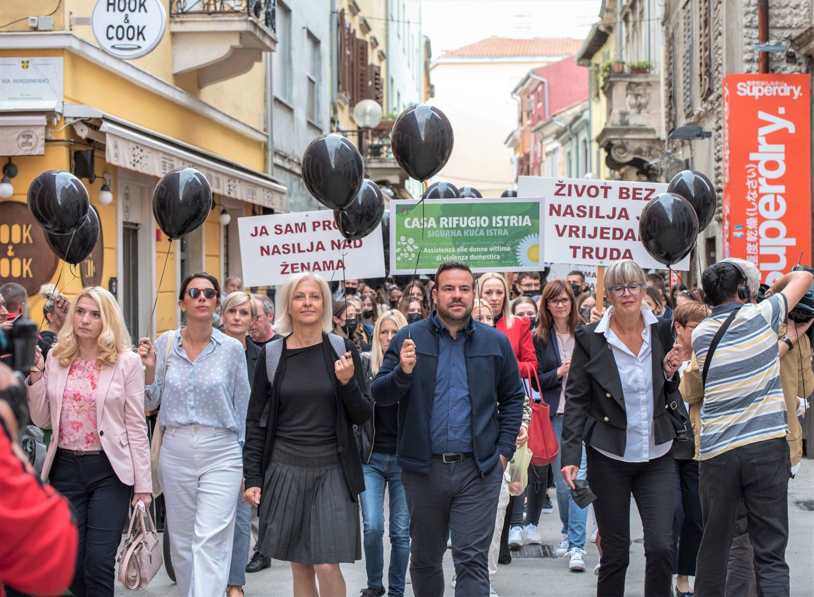 Pula, 22.09.2021 - Putanjem crnih balona u zrak u Puli obiljeen Nacionalni dan borbe protiv nasilja nad enama. foto HINA/ Daniel SPONZA/ ik