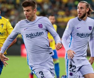 epa09484343 Cadiz's striker Ruben Sobrino (L) duels for the ball against Barcelona's defender Gerard Pique (C) during the Spanish LaLiga soccer match between Cadiz CF and FC Barcelona at Nuevo Mirandilla stadium in Cadiz, Andalusia, Spain, 23 September 2021.  EPA/ROMAN RIOS