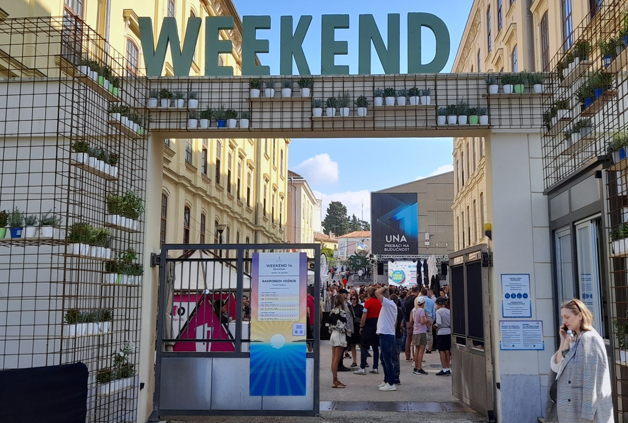 Rovinj, 24.9.2021.- Pod sloganom "#ivio ivot" u prostoru stare Tvornice duhana u Rovinju zapoèeo je ovogodinji 14. Weekend Media festival koji je nakon jednogodinje stanke zbog pandemije, ponovno okupio vodeæe domaæe i svjetske struènjake iz podruèja komunikacija i medija.  
foto HINA/ Daniel SPONZA/ ua
