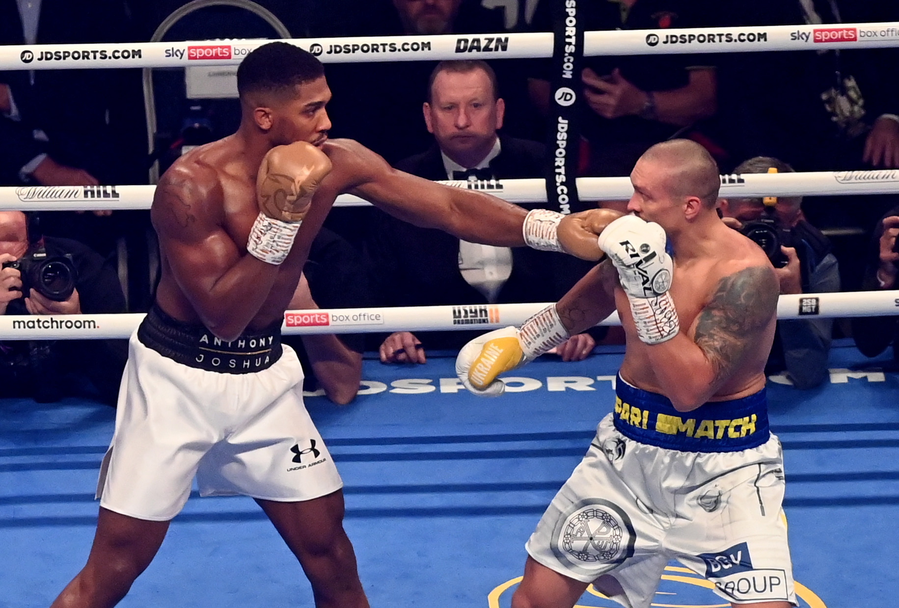 epa09488493 Anthony Joshua of Britain (L) fights Oleksandr Usyk of Ukraine (R) during their heavyweight title match at Tottenham Hotspur Stadium in London, Britain, 25 September 2021.  EPA/NEIL HALL