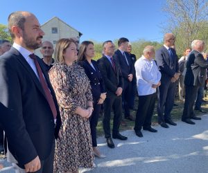 Varivode, 28.09.2021. - Srpsko narodno vijeće (SNV) i općina Kistanje organizirali su obilježavanje Dana sjećanja na srpske civile ubijene 27. kolovoza 1995. godine u selu Gošić i 28. rujna 1995. godine u selu Varivode. Vjerski obred, komemoracija i polaganje vijenaca održali su se u Varivodama.
foto HINA/ Srpsko narodno vijeće/ ml