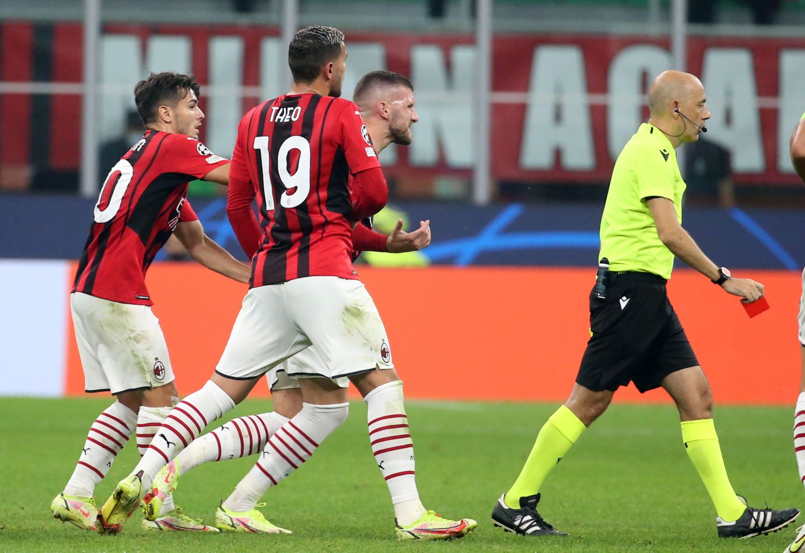 epa09494239 AC Milan’s Ante Rebic (C) reacts during the UEFA Champions League group B soccer match between AC Milan and Atletico Madrid at Giuseppe Meazza stadium in Milan, Italy, 28 September 2021.  EPA/MATTEO BAZZI