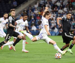 epa09494380 Real Madrid's midfielder Luka Modric (2-R) in action against FC Sheriff Tiraspol's defender Cristiano da Silva (R) during the UEFA Champions League group D soccer match between Real Madrid and FC Sheriff Tiraspol at Santiago Bernabeu stadium in Madrid, Spain, 28 September 2021.  EPA/JUANJO MARTIN