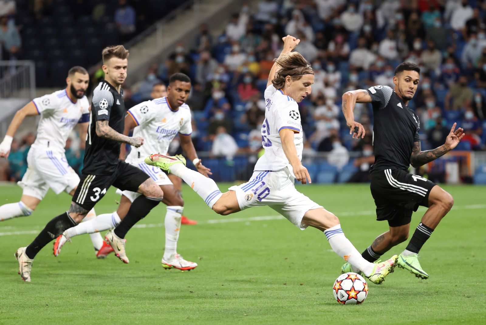 epa09494380 Real Madrid's midfielder Luka Modric (2-R) in action against FC Sheriff Tiraspol's defender Cristiano da Silva (R) during the UEFA Champions League group D soccer match between Real Madrid and FC Sheriff Tiraspol at Santiago Bernabeu stadium in Madrid, Spain, 28 September 2021.  EPA/JUANJO MARTIN