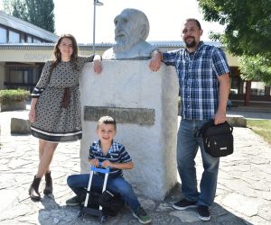 6.9.2021., Zagreb - Zaposlenik Lidla Jan Vukelic sa svojom suprugom i sinom prvasicem Neom ispred Osnovne skole Ivana Mestovica na Jarunu.
photo: Davorin Visnjic
