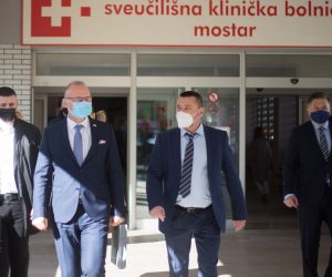 02.02.2021., Mostar - Ministar vanjskih i europskih poslova Republike Hrvatske Gordan Grlic Radman posjetio je Sveucilisu klinicku bolnicu Mostar gdje se sastao s ravnateljem bolnice Ante Kvesicem. Photo: Denis Kapetanovic/PIXSELL