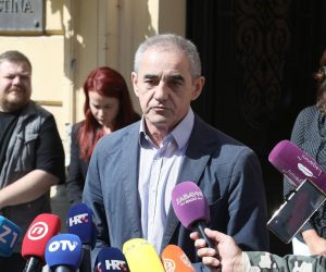02.09.2021., Zagreb - Na konferenciji za medije odrzanoj ispred zgrade Gradske skupstine Grada Zagreba o temi Gradjanskog odgoja i obrazovanja u skolama u gradu Zagrebu govoriti su Ivan Racan i Tanja Djakovic u ime SDP-a, te Marina Ivandic i Damir Bakic u ime Mozemo! i Zagreb je NAS.
Photo: Patrik Macek/PIXSELL