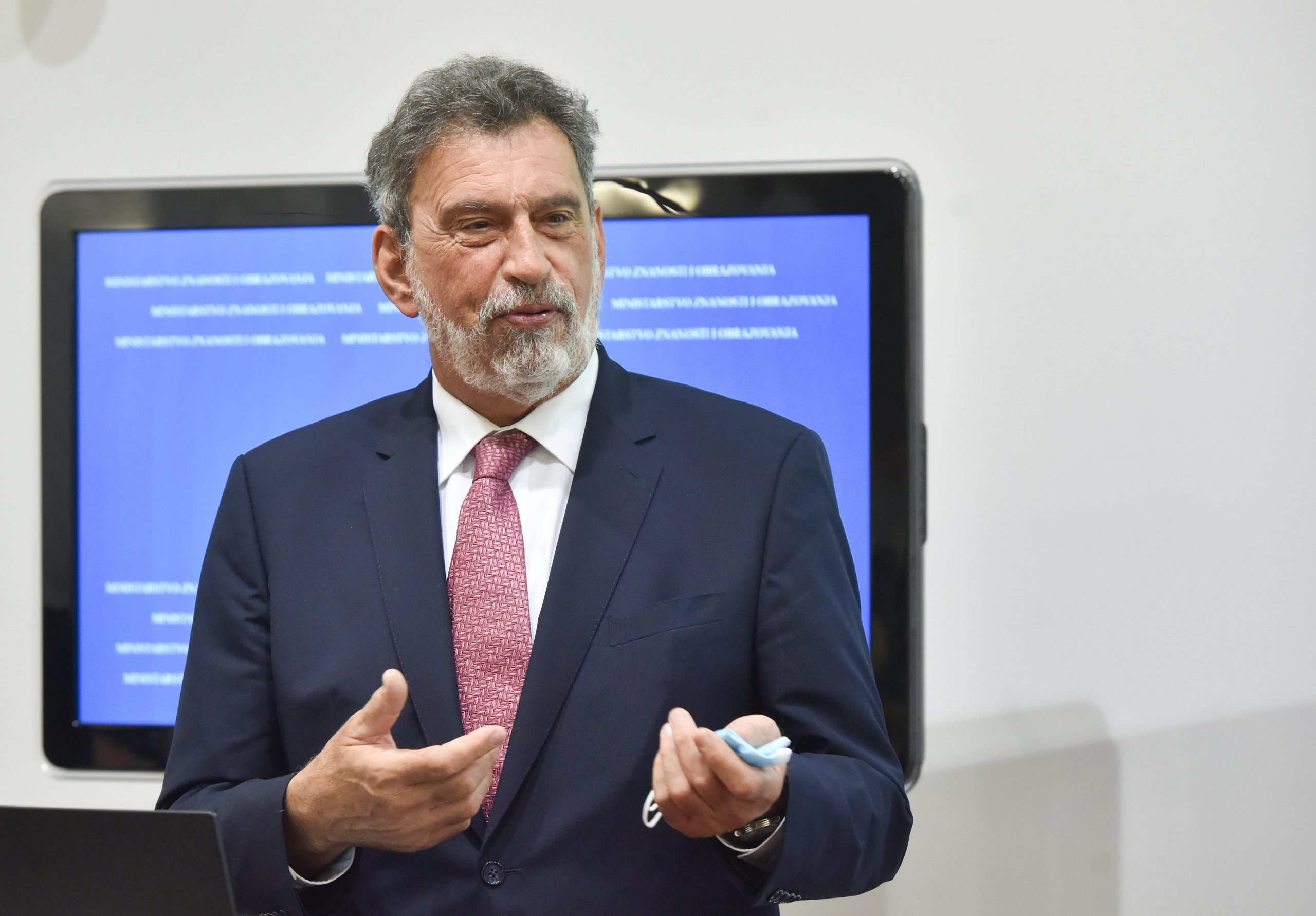 03.09.2021., Zagreb - U Ministarstvu znanosti i obrazovanja odrzano je svecano urucivanje Sporazuma o Inicijativi za Hrvatski oblak za otvorenu znanost (HR-OOZ). Sporazume su urucili  prof. dr. sc. Radovan Fuchs, ministar znanosti i obrazovanja i Ivan Marc, ravnatelj Sveucilisnog racunskog centra (Srca) koji su se tom prilikom obratilii potpisnicima Inicijative.
Photo: Davorin Visnjic/PIXSELL