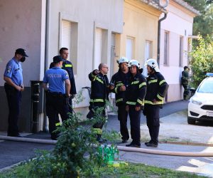 04.09.2021., Osijek - Pozar na zgradi u Krbavskoj ulici gdje su zbog velike kolicine dima evakuirani svi stanari. Photo:Davor Javorovic/PIXSELL