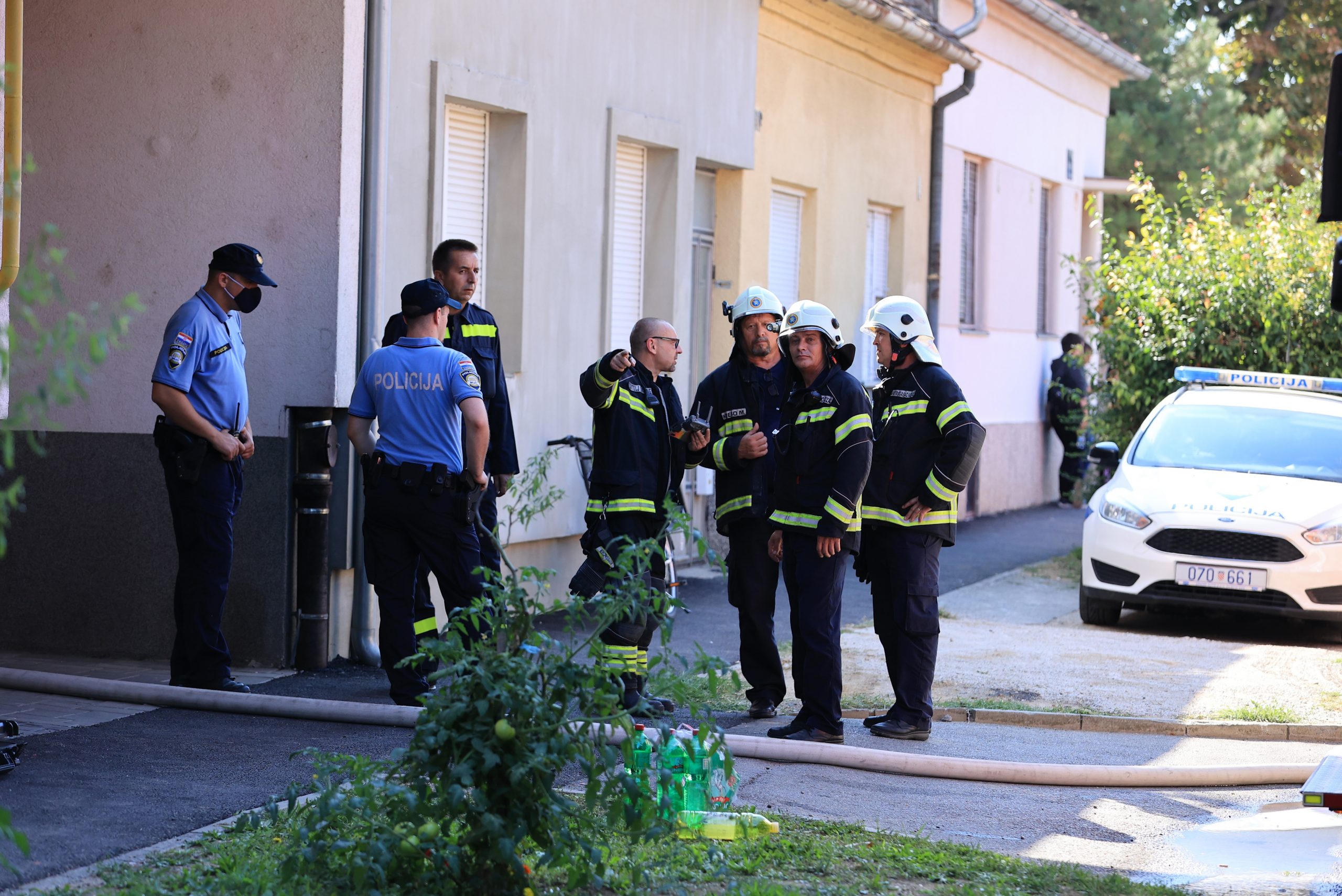 04.09.2021., Osijek - Pozar na zgradi u Krbavskoj ulici gdje su zbog velike kolicine dima evakuirani svi stanari. Photo:Davor Javorovic/PIXSELL