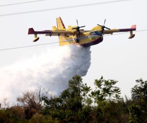 05.09.2021., Zaton - Pozar otvorenog prostora u Dobrom dolcu. U gasenju sudjeluje 46 vatrogasaca s 15 vozila. Magistrala Zaton zatvorena za sav promet. Na pozaru sudjeluju zracne snage.

Photo: Dusko Jaramaz/PIXSELL