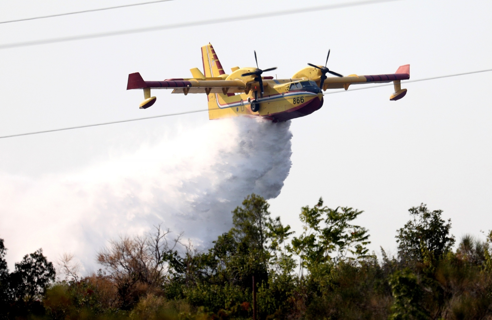 05.09.2021., Zaton - Pozar otvorenog prostora u Dobrom dolcu. U gasenju sudjeluje 46 vatrogasaca s 15 vozila. Magistrala Zaton zatvorena za sav promet. Na pozaru sudjeluju zracne snage.

Photo: Dusko Jaramaz/PIXSELL