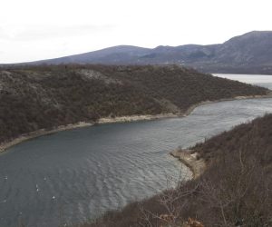 06.03.2014., Bitelic - Cesta sa sjeverne strane Peruce od Bitelica preko Dabra prema Vrlici. Pogled na jezero puno vode.
Photo: Ivo Cagalj/PIXSELL