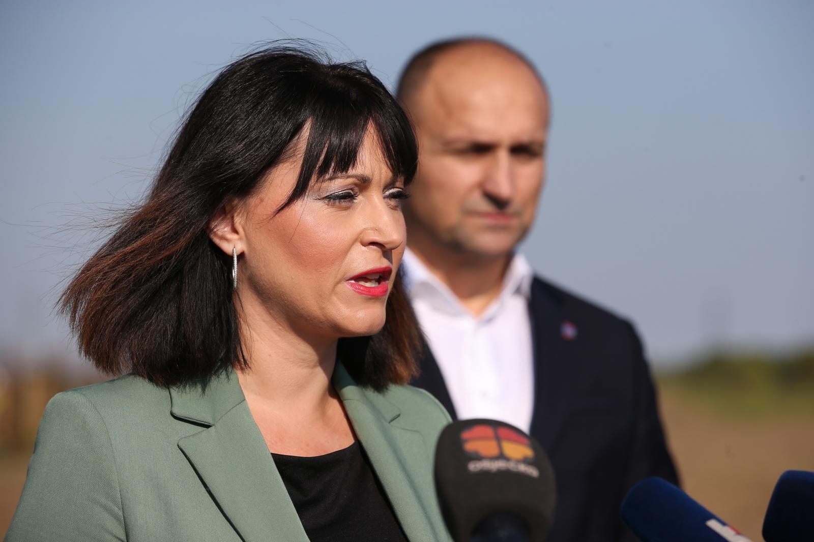 06.09.2021., Osijek - Ministrica regionalnog razvoja i fondova EU Natasa Tramisak zajedno sa zupanom Ivanom Anusicem i dogradonacelnikom Osijeka Draganom Vulinom obisla je gradiliste Gospodarskog centra i tom prigodom urucila ugovore o sufinanciranju provedbe EU projekta s podrucja Osjecko-baranjske zupanije. Photo: Davor Javorovic/PIXSELL