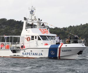 06.12.2020., Sibenik - Sindikat pomoraca Hrvatske i ove godine organizirao je polaganje vijenaca u more za blagdan sv. Nikole zastinika pomoraca.
Photo: Hrvoje Jelavic/PIXSELL