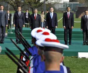 04.04.2009 Strasbourg - Americki predsjednik Barack Obama nesto prije 12 sati u Strasbourgu predsjedniku Mesicu i premijeru Sanaderu predao je kopije ugovora o pristupanju u NATO. Mesic se srdacno rukovao s Obamom i odgovorio mu na francuskom: Merci!, dok je premijer Sanader zahvalio na engleskom jeziku: Thank You, Sir.Na sjednici Sjevernoatlantskog vijeCa u Strasbourgu zemlje Clanice slave 60 godina saveza, a moraju odluciti tko ce biti novi glavni tajnik. 
Photo: Stringer/Pixsell