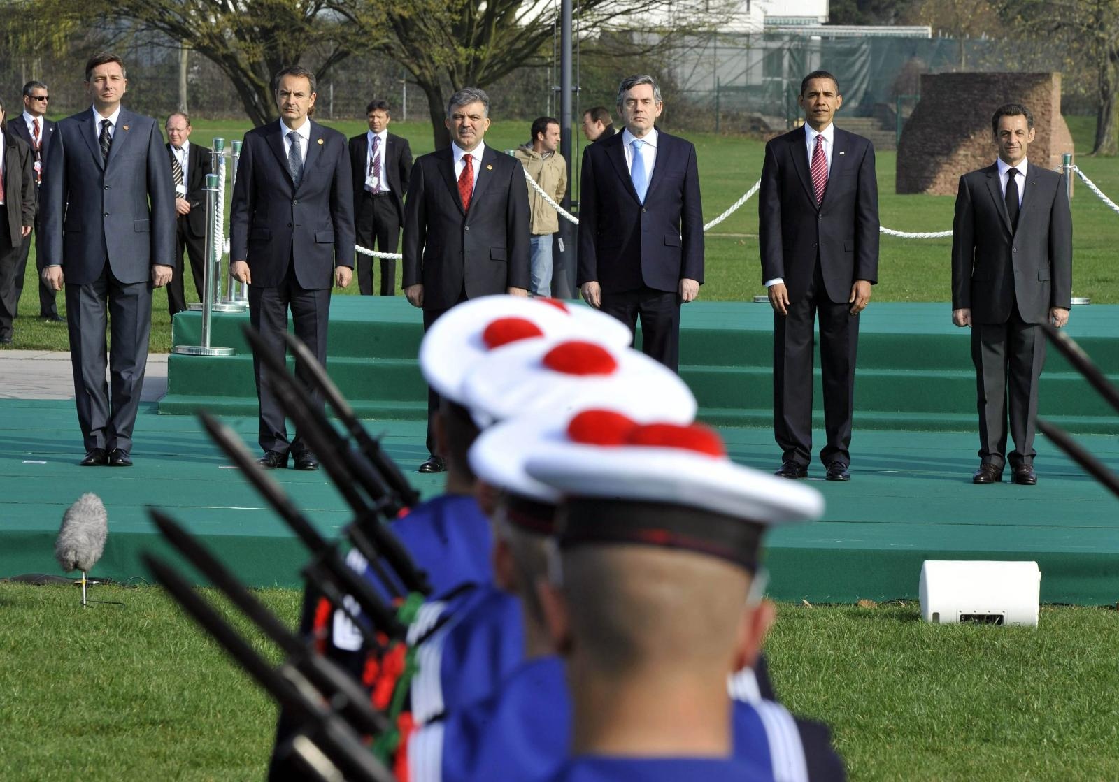 04.04.2009 Strasbourg - Americki predsjednik Barack Obama nesto prije 12 sati u Strasbourgu predsjedniku Mesicu i premijeru Sanaderu predao je kopije ugovora o pristupanju u NATO. Mesic se srdacno rukovao s Obamom i odgovorio mu na francuskom: Merci!, dok je premijer Sanader zahvalio na engleskom jeziku: Thank You, Sir.Na sjednici Sjevernoatlantskog vijeCa u Strasbourgu zemlje Clanice slave 60 godina saveza, a moraju odluciti tko ce biti novi glavni tajnik. 
Photo: Stringer/Pixsell