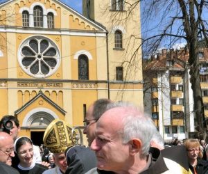 15.04.2009., Vares, BiH - Svecanom otvorenju samostana i male skole skolskih sestara franjevki bosansko-hrvatske provincije prisustvovali su Dragan Primorac, ministar znanosti, obrazovanja i sporta RH i apostolski nuncij u BiH nadbiskup Alessandro D'Errico, koji je i posvetio novootvoreni samostan te predvodio misno slavlje u zupnoj crkvi Sv. Mihovila, uz koncelebraciju provincijala franjevacke provincije Bosne Srebrene fra Mije Dzolana, mjesnog zupnika fra Ivice Vidaka te desetine redovnika i svecenika. 
Photo: Zvonimir Coric/Vecernji list