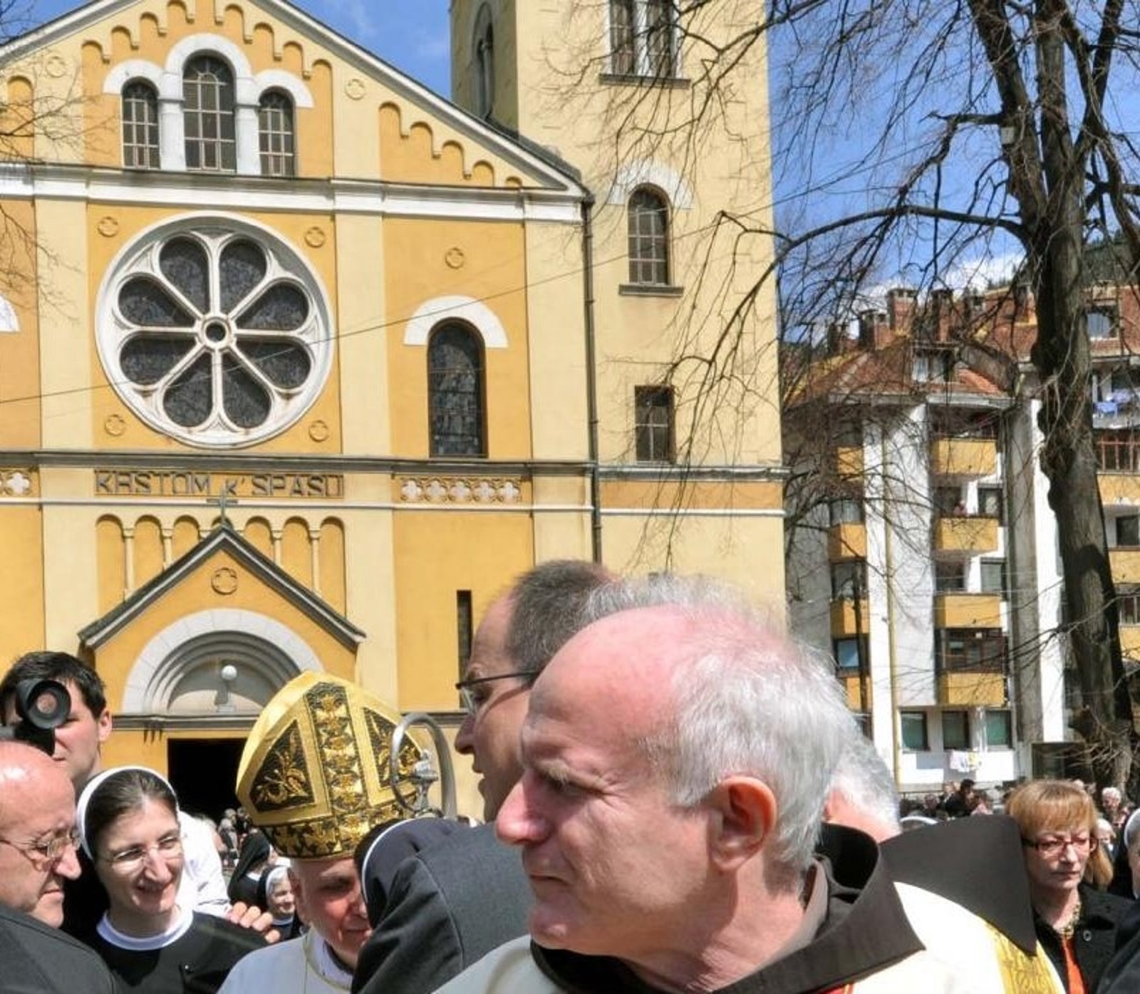 15.04.2009., Vares, BiH - Svecanom otvorenju samostana i male skole skolskih sestara franjevki bosansko-hrvatske provincije prisustvovali su Dragan Primorac, ministar znanosti, obrazovanja i sporta RH i apostolski nuncij u BiH nadbiskup Alessandro D'Errico, koji je i posvetio novootvoreni samostan te predvodio misno slavlje u zupnoj crkvi Sv. Mihovila, uz koncelebraciju provincijala franjevacke provincije Bosne Srebrene fra Mije Dzolana, mjesnog zupnika fra Ivice Vidaka te desetine redovnika i svecenika. 
Photo: Zvonimir Coric/Vecernji list