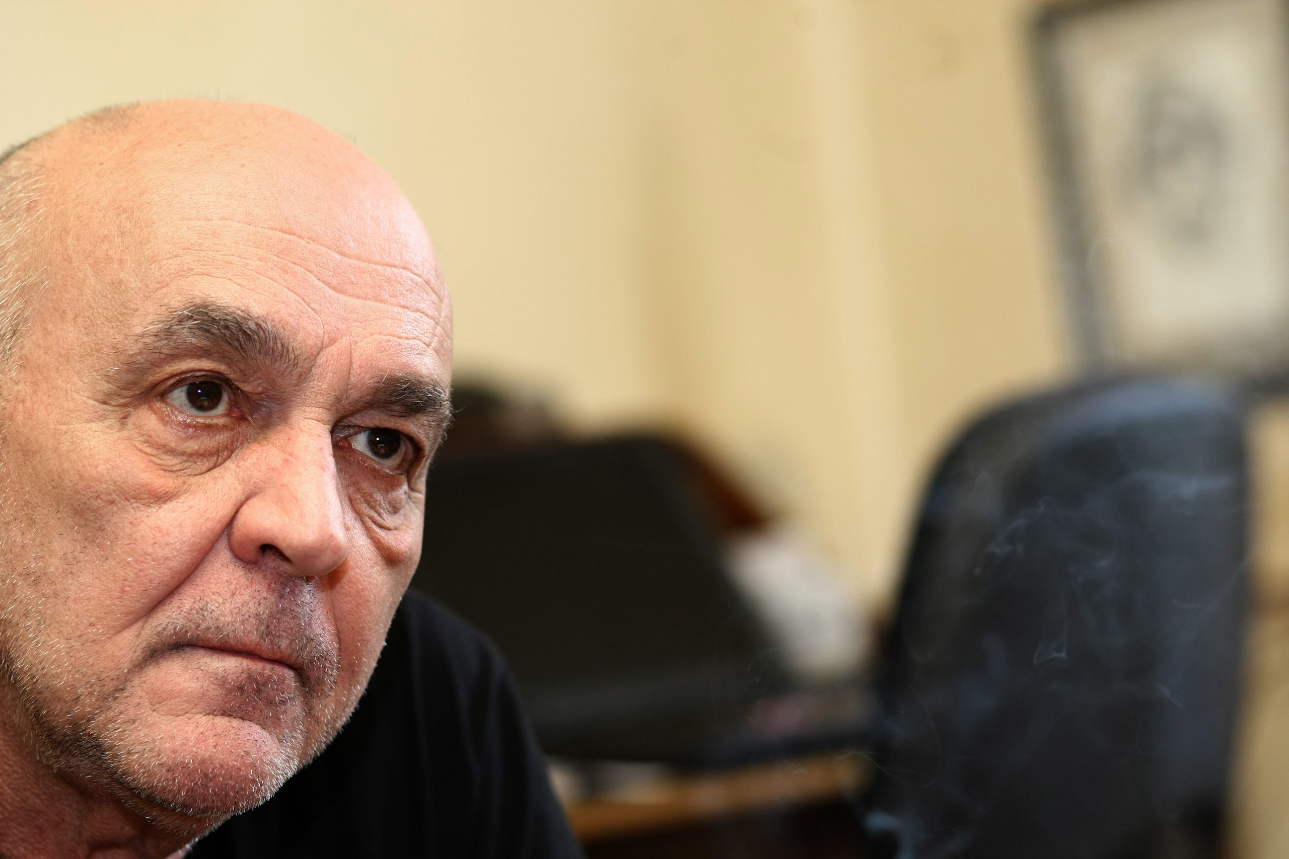 28.06.2010., Beograd - Milos Vasic novinar srpskog tjednika Vreme i kolumnist t-portala te autor knjige Atentat na Zorana Djindjica u izdanju Politike, Narodne knjige, a uz podrsku tjednika Vreme i Radio-televizije B92 prica o mafiji na podrucju bivse Jugoslavije.
Photo: Sanjin Strukic/PIXSELL