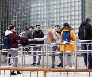 10.12.2020.,Sibenik-Odlukom stozera civilne zastite Sibensko-kninske zupanije nastava za srednjoskolce od ponedjeljka prelazi na online skolu, skolu na daljinu. 
Photo: Dusko Jaramaz/PIXSELL