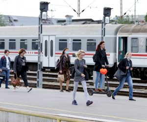 11.05.2020., Zagreb - Odlukom kriznog stozera od danas je normaliziran i putnicki zeljeznicki promet. Prvi dan nakon prekida na Glavnom kolodvoru polazi bez guzvi.
Photo: Patrik Macek/PIXSELL