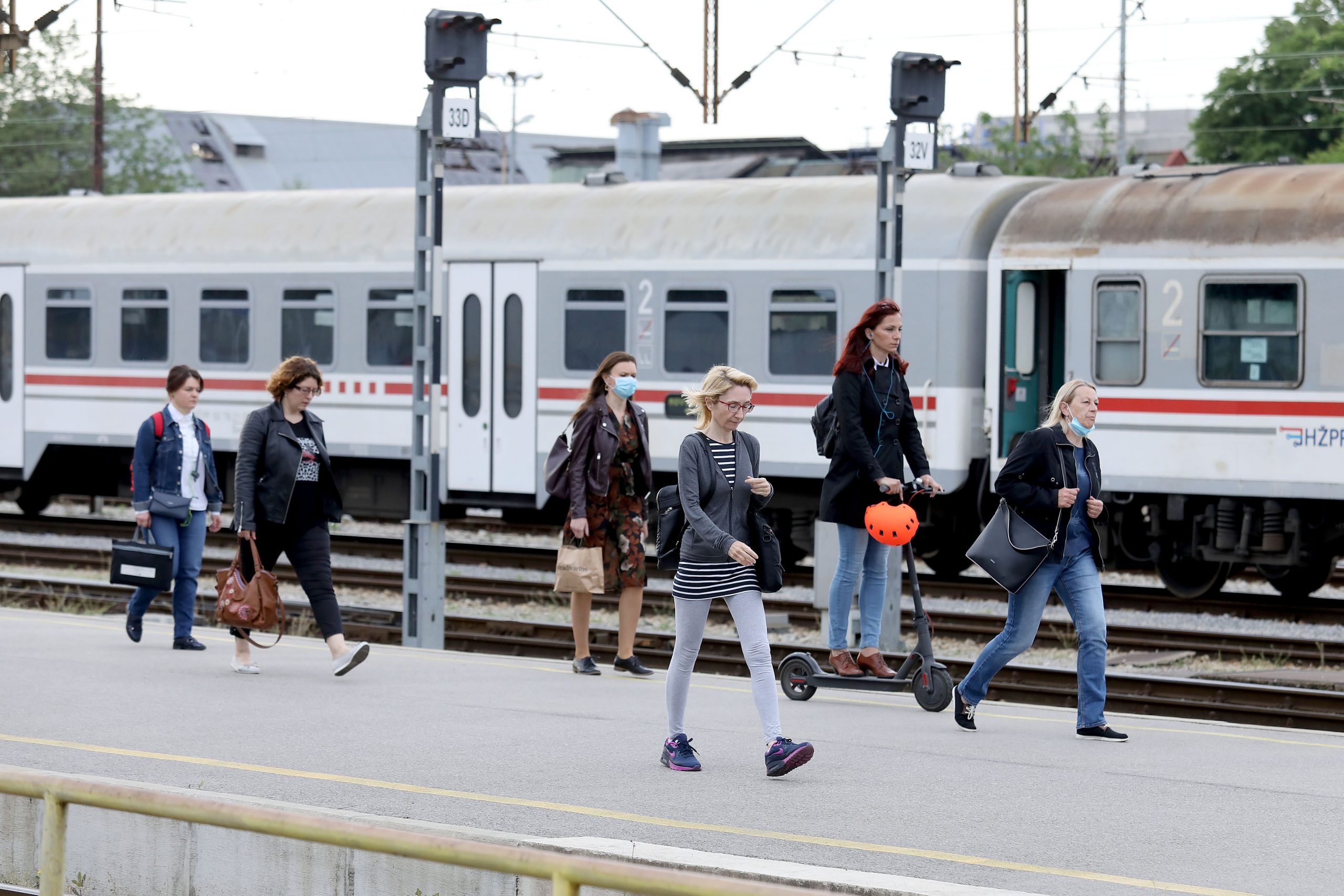 11.05.2020., Zagreb - Odlukom kriznog stozera od danas je normaliziran i putnicki zeljeznicki promet. Prvi dan nakon prekida na Glavnom kolodvoru polazi bez guzvi.
Photo: Patrik Macek/PIXSELL