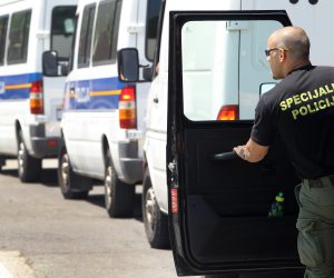 01.07.2011., Sveti Rok - Nestala Antonia Bilic jos uvijek nije pronadjena. Policija pretrazuje podrucje podrucje od Gracaca do sv. Roka.Policija se sa 15-ak vozila hitno uputila prema jezeru Sveti Rok kod Gracaca. Ogradjeno je cijelo podrucje
Photo: Filip Brala/PIXSELL